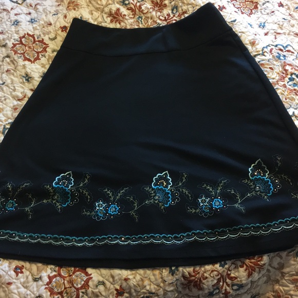 New York & Company Dresses & Skirts - Embroidered skit